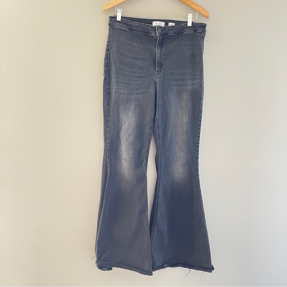 KanCan Signature Ultra High Rise Extreme Flare Size 31